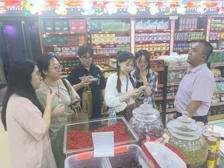 师生们正在了解药茶