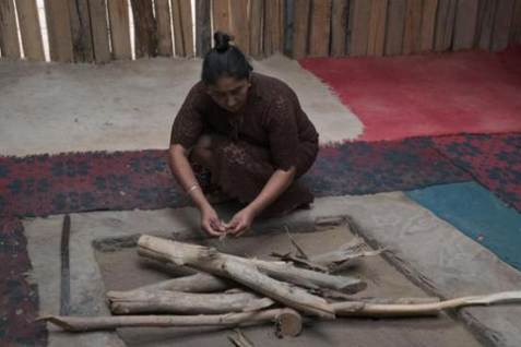 居民正在为制作库麦其做准备