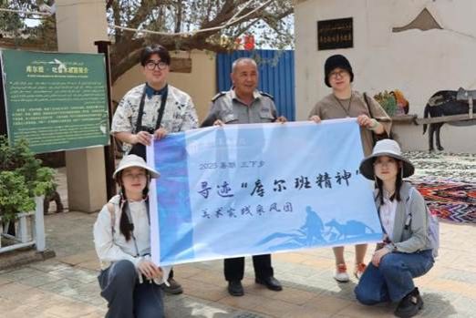 与库尔班后人合影(库尔班纪念馆)