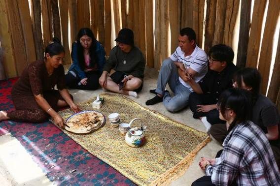 师生一起品尝库麦其