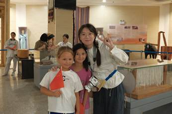 同学与当地儿童合影