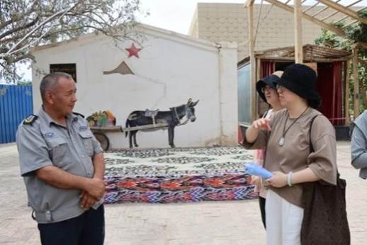 师生与库尔班后人交谈